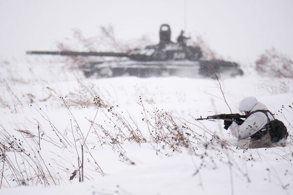 Боевая стрельба в рамках занятий по лыжной подготовке с военнослужащими мотострелкового соединения в Кемеровской области - Sputnik Узбекистан