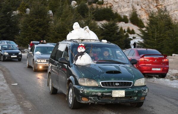 Сирийцы привозят на машинах снег с гор на побережье в горной части Латакии - Sputnik Узбекистан