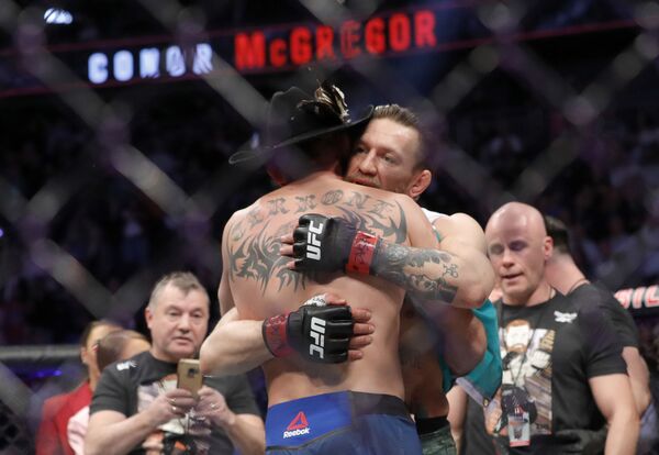 Эффектное возвращение: Макгрегор победил Серроне на турнире UFC — кадры боя Эффектное возвращение: Макгрегор победил Серроне на турнире UFC — кадры боя - Sputnik Узбекистан