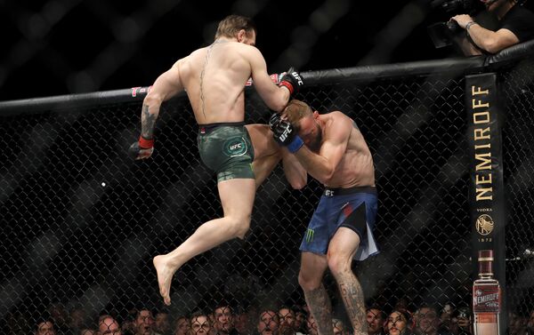 Экс-чемпион Абсолютного бойцовского чемпионата (UFC) в двух весовых категориях ирландец Конор Макгрегор победил нокаутом американца Дональда Серроне в бою на турнире UFC 246 - Sputnik Узбекистан