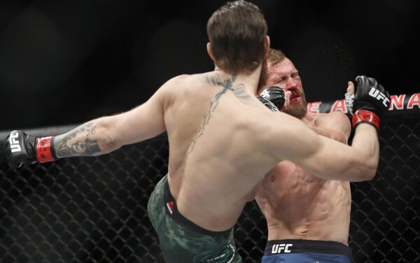 Экс-чемпион Абсолютного бойцовского чемпионата (UFC) в двух весовых категориях ирландец Конор Макгрегор победил нокаутом американца Дональда Серроне в бою на турнире UFC 246 - Sputnik Узбекистан