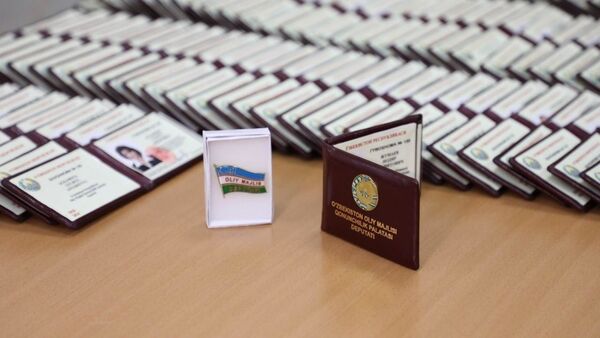 Депутаты Законодательной палаты и члены Сената получили удостоверения и значки  - Sputnik Узбекистан