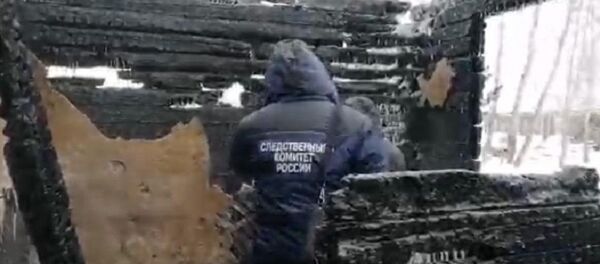 Следователи на месте пожара в Томской области, где погибли узбекистанцы - Sputnik Узбекистан