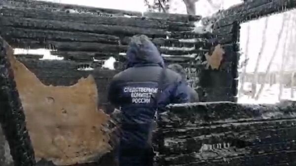 Следователи на месте пожара в Томской области, где погибли узбекистанцы - Sputnik Узбекистан