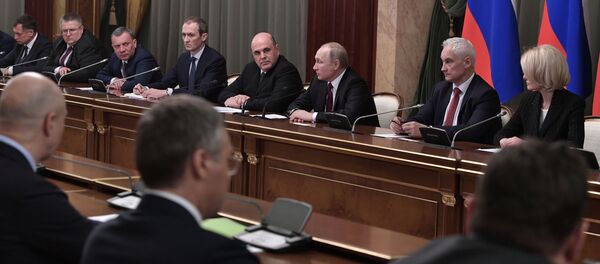 Президент РФ В. Путин провел встречу с новым правительством РФ - Sputnik Узбекистан