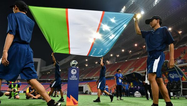 Вынос флага Узбекистана на футбольное поле - Sputnik Узбекистан