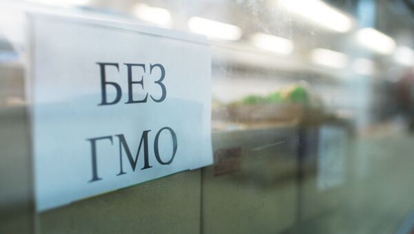 Вывеска на прилавке без ГМО в магазине - Sputnik Узбекистан