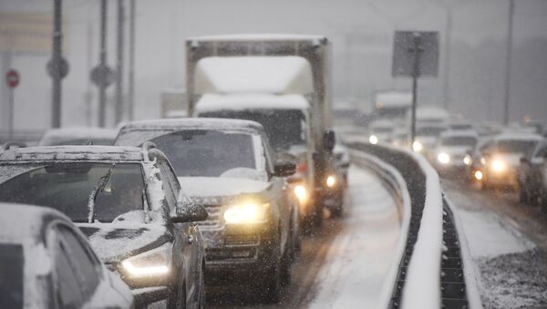 Автомобили во время снегопада - Sputnik Ўзбекистон