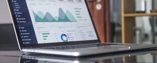 Монитор, на котором демонстрируется график - Sputnik Ўзбекистон