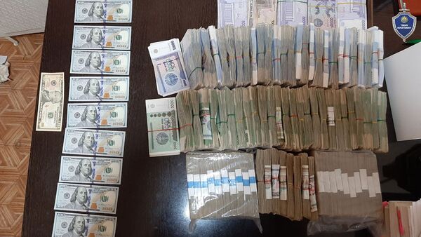 В Кашкадарье мужчина и женщина похитили через окно сейф, набитый деньгами В Кашкадарье мужчина и женщина похитили через окно сейф, набитый деньгами - Sputnik Узбекистан