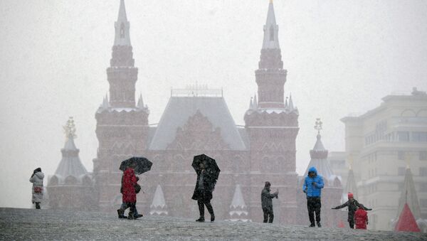 Отдыхающие на Красной площади в Москве - Sputnik Ўзбекистон
