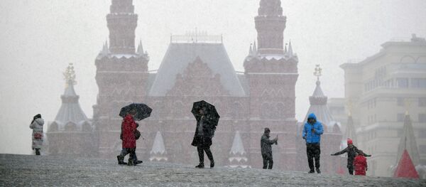 Отдыхающие на Красной площади в Москве - Sputnik Ўзбекистон