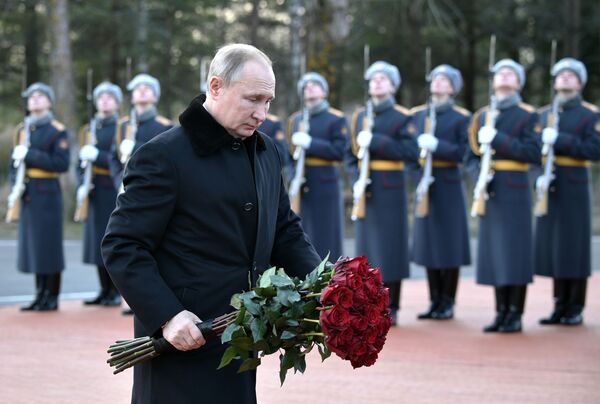 Владимир Путин на церемонии возложения цветов к монументу Рубежный камень - Sputnik Узбекистан