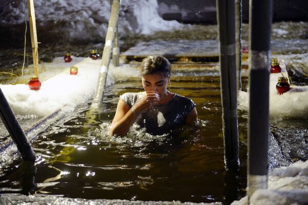Женщина во время крещенских купаний на Верх-Исетском пруду в Екатеринбурге - Sputnik Узбекистан