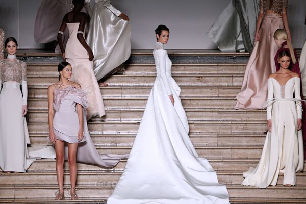 Модели представляют коллекции Антонио Гримальди на Неделе моды в Париже - Sputnik Узбекистан
