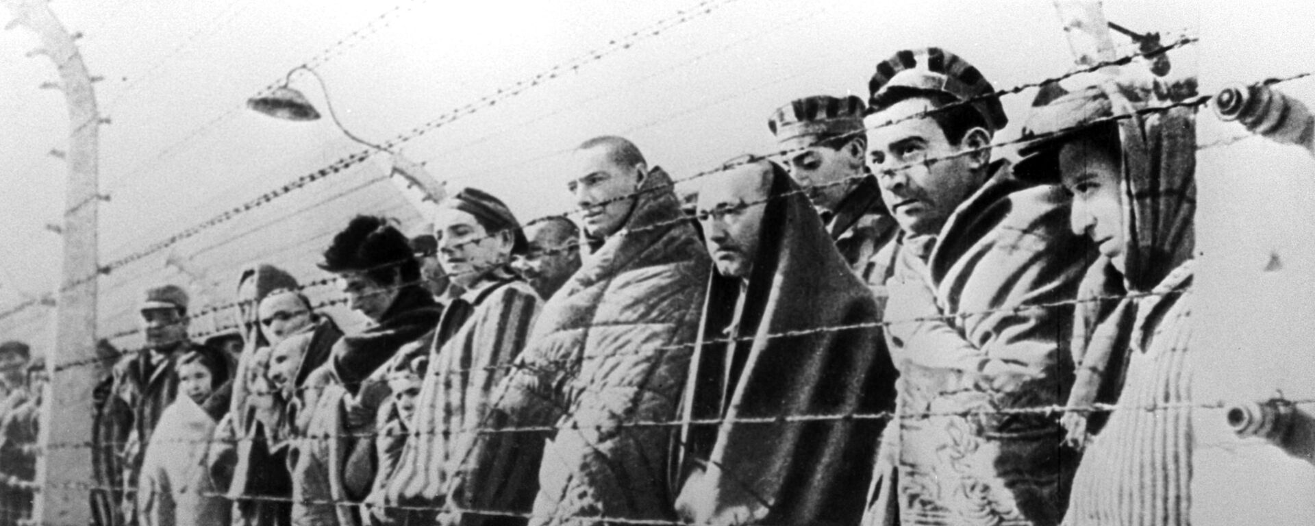 Uzniki konsentratsionnogo lagerya Osvensim, osvobojdennie voyskami Krasnoy armii v yanvare 1945 goda - Sputnik O‘zbekiston, 1920, 25.01.2020