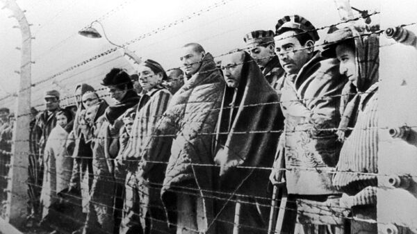 Узники концентрационного лагеря Освенцим, освобожденные войсками Красной армии в январе 1945 года - Sputnik Узбекистан