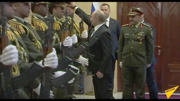 Владимир Путин поднял фуражку офицера палестинского караула - Sputnik Узбекистан