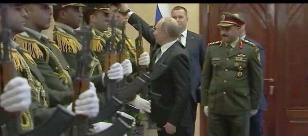 Владимир Путин поднял фуражку офицера палестинского караула Владимир Путин поднял фуражку офицера палестинского караула - Sputnik Узбекистан