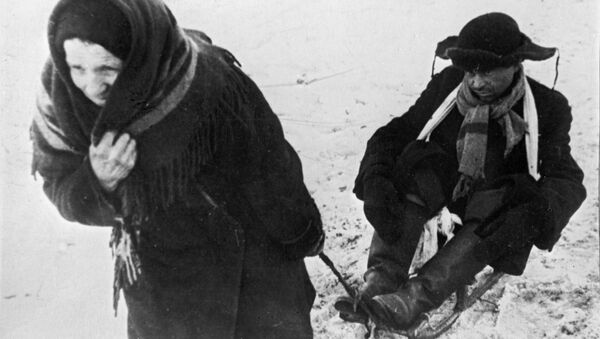 Женщина везет ослабевшего от голода мужа в дни блокады Ленинграда - Sputnik Узбекистан