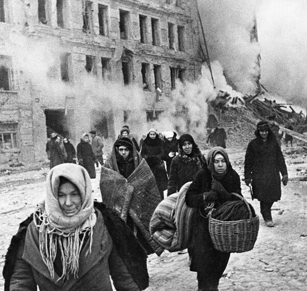 Жители блокадного Ленинграда. 9 декабря 1942 года - Sputnik Узбекистан
