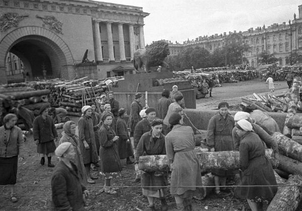 Гражданское население блокадного Ленинграда сооружает укрепления на улицах города, 1941 год - Sputnik Узбекистан
