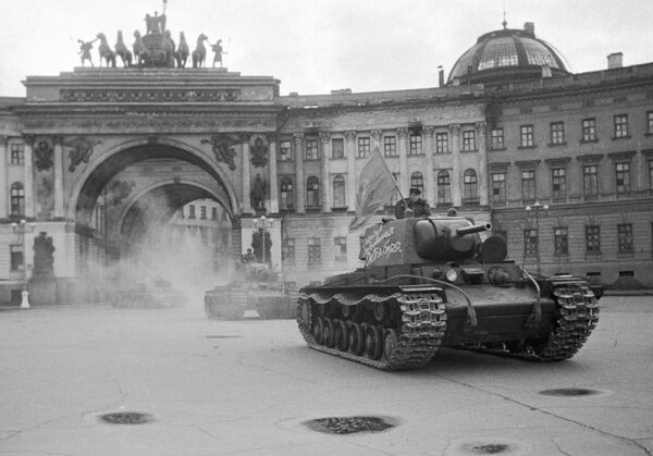 Колонна танков на Дворцовой площади в Ленинграде, 1942 год - Sputnik Узбекистан