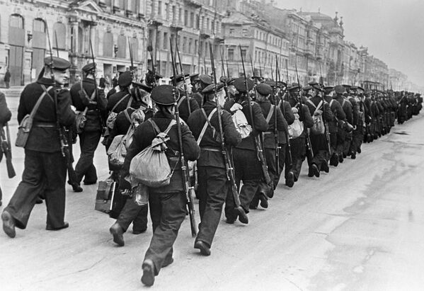 Балтийцы идут на фронт по улицам Ленинграда, 1941 год - Sputnik Узбекистан