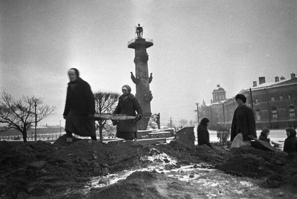 Гражданское население ведет строительство оборонительных сооружений на стрелке Васильевского острова в Ленинграде. 1942 год - Sputnik Узбекистан