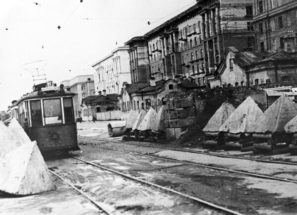 Противотанковые надолбы на улицах блокадного Ленинграда. 1944 год - Sputnik Узбекистан