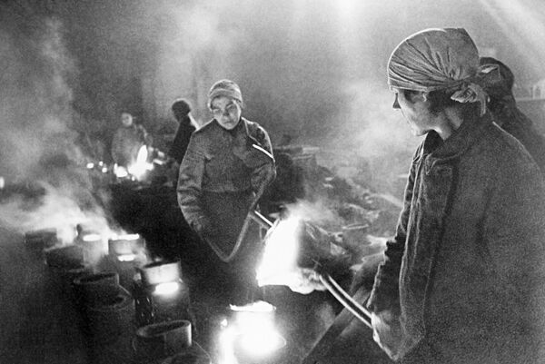 Женщины на заводе льют металл в блокадном Ленинграде, 1 января 1942 года - Sputnik Узбекистан