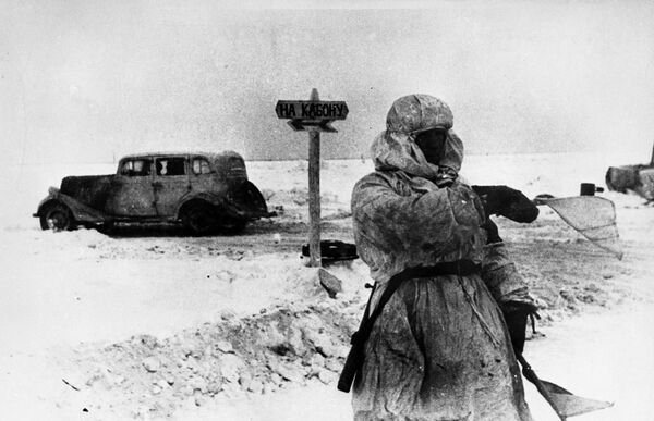Регулировщик на Дороге жизни через Ладожское озеро, 1 февраля 1943 года - Sputnik Узбекистан
