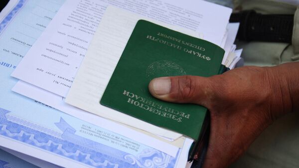 Документы мигранта ожидающего получения разрешения на работу - Sputnik Ўзбекистон