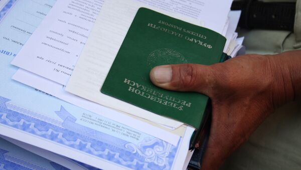 Документы мигранта ожидающего получения разрешения на работу - Sputnik Узбекистан