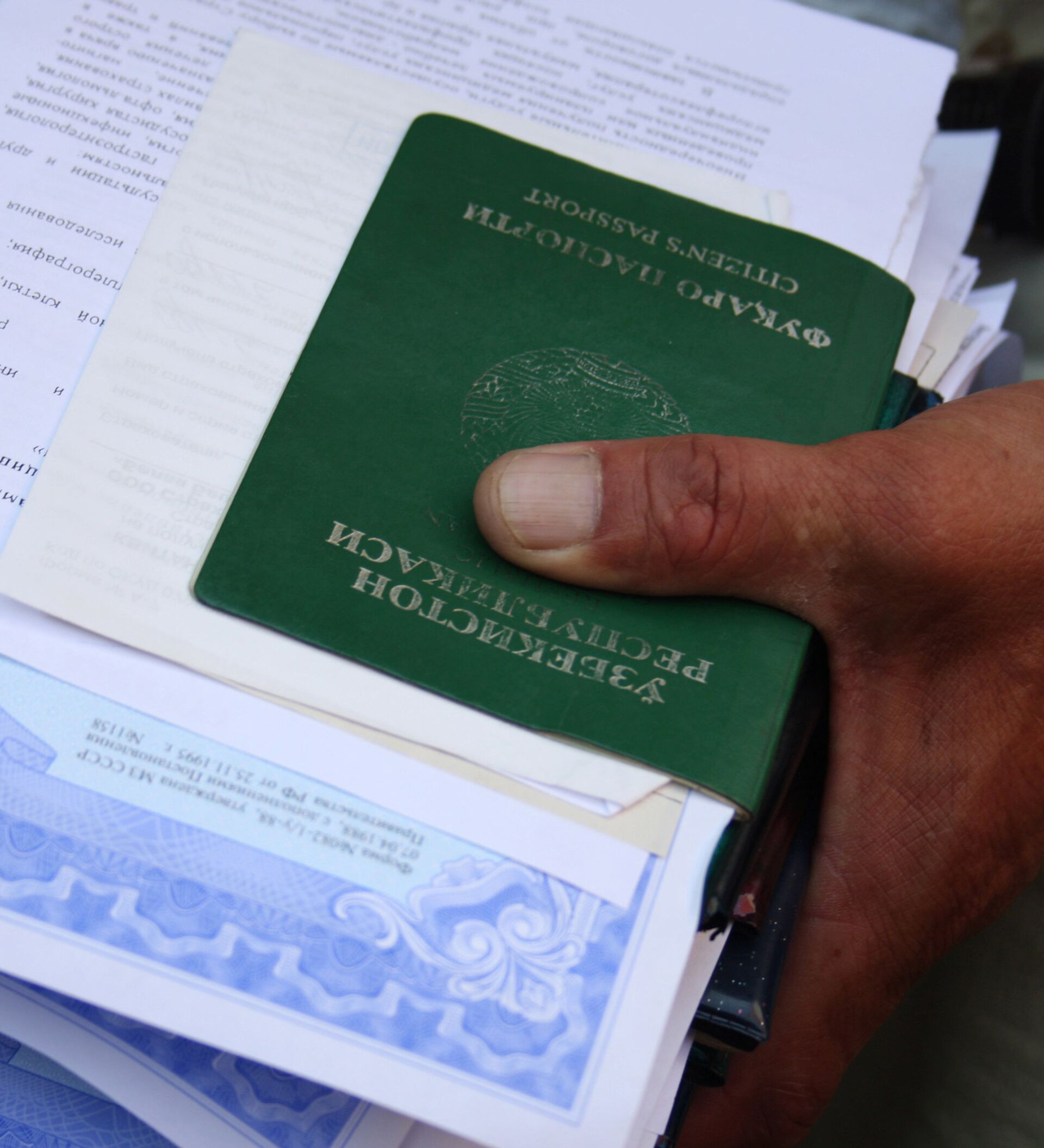 Средняя азия вводит визовый режим. Мигранты документы. Выездная виза РВП. Фото выездной визы в Москве.