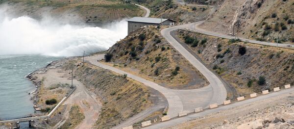 Холостой сброс воды на Сангтудинской ГЭС-1 - Sputnik Узбекистан