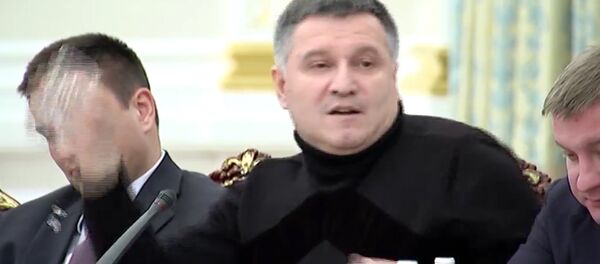 Аваков бросил в Саакашвили стакан с водой. Кадры инцидента Аваков бросил в Саакашвили стакан с водой. Кадры инцидента - Sputnik Узбекистан