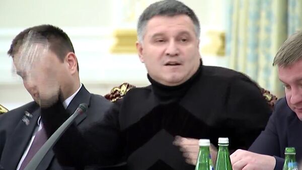 Аваков бросил в Саакашвили стакан с водой. Кадры инцидента - Sputnik Узбекистан