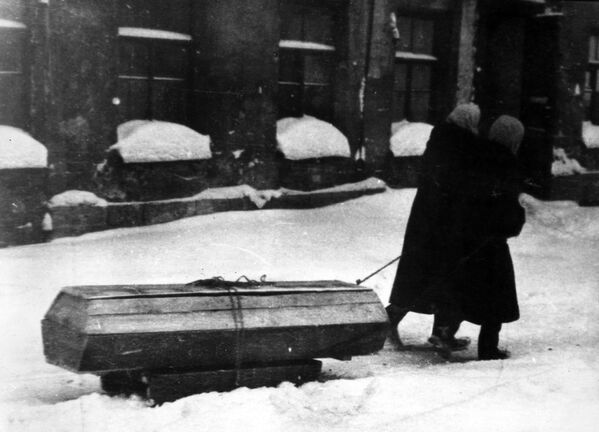 Жители города везут на санках гроб с умершем во время блокады Ленинграда, 1941-1944 года - Sputnik Узбекистан