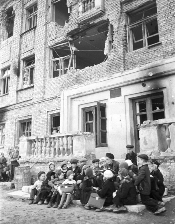 Урок на крыльце разрушенной немецкими обстрелами школы, 1 октября 1943 года - Sputnik Узбекистан