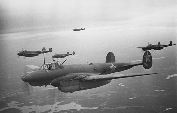 Бомбардировщики 14-й воздушной Армия поддерживают войска Волховского фронта при прорыве блокады Ленинграда, 1 января 1943 года - Sputnik Узбекистан