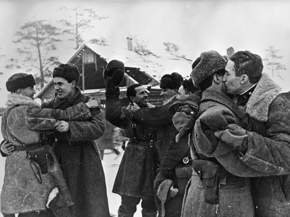 Встреча бойцов Ленинградского и Волховского фронтов,18 января 1943 года - Sputnik Узбекистан