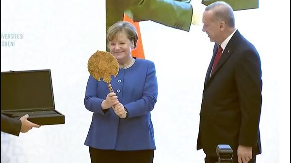 Эрдоган подарил Меркель старинное зеркало и шлем - Sputnik Узбекистан