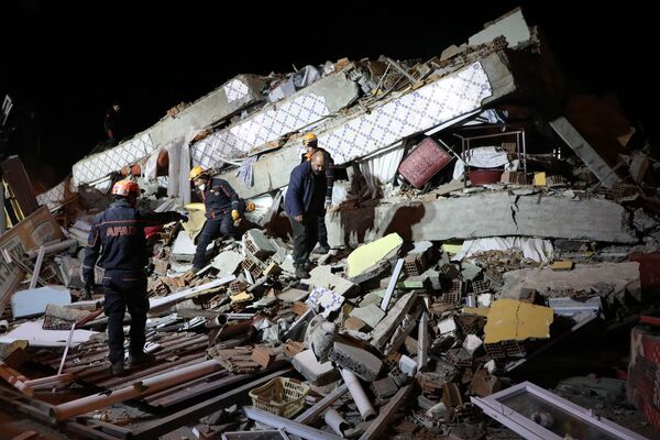 На месте обрушения здания в Элязыге, восточная Турция  - Sputnik Узбекистан