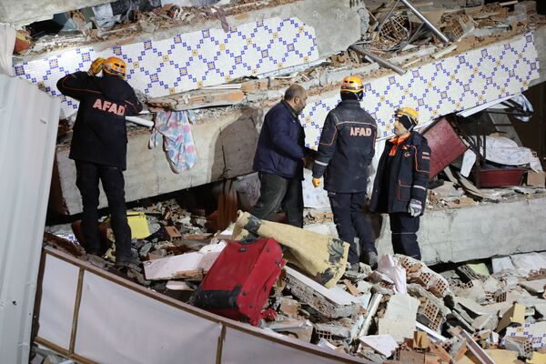 На месте обрушения здания в Элязыге, восточная Турция  - Sputnik Узбекистан