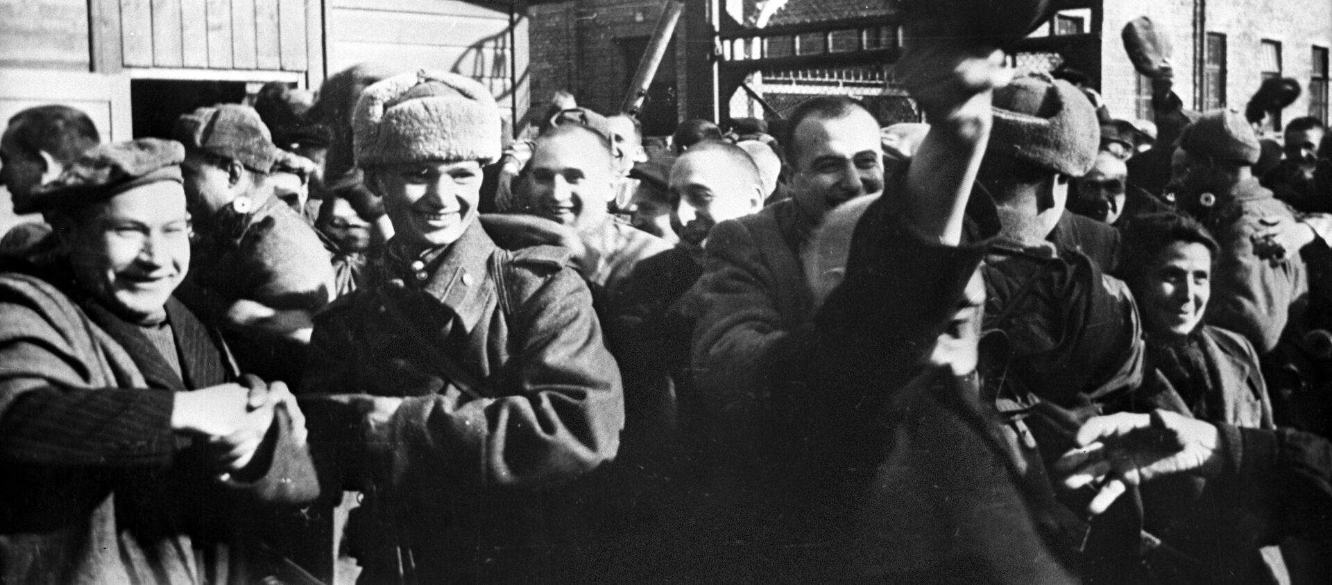 Узники Освенцима в первые минуты после освобождением лагеря Советской Армией - Sputnik Узбекистан, 1920, 28.01.2020