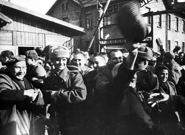 Узники Освенцима в первые минуты после освобождением лагеря Советской Армией - Sputnik Узбекистан