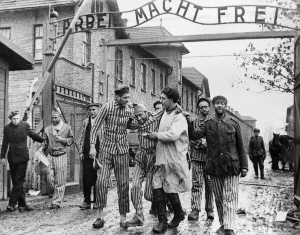 Освобождение советскими войсками узников немецко-фашистского концлагеря Аушвиц-Биркенау - Освенцим, Польша - Sputnik Узбекистан
