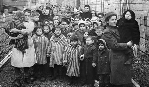Советские врачи и представители Красного Креста среди узников Освенцима в первые часы после освобождения лагеря - Sputnik Узбекистан