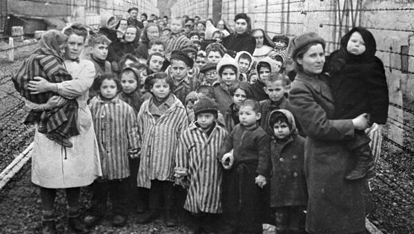 Советские врачи и представители Красного Креста среди узников Освенцима в первые часы после освобождения лагеря - Sputnik Ўзбекистон